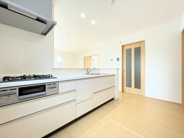 調理動線を考慮したシステムキッチンで、快適にお料理ができます。
まっすぐに伸びた水平ラインが美しく無駄の無い空間を演出しています。