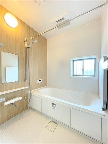 浴槽内にはステップがあるので半身浴にも活躍するスペースになりますね。
ステップがあることで、水量の節約も出来ます。