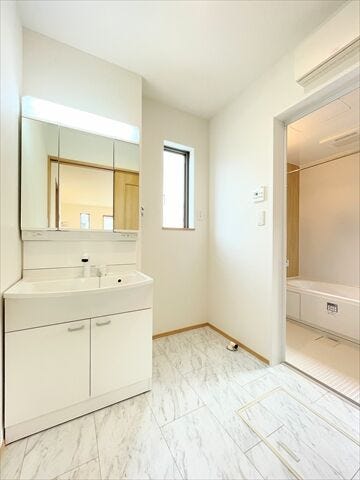 洗面台の鏡裏は収納スペースになっています。
隠す収納でスッキリ周辺を片付けることが出来ます。
小さめのドライヤーならすっぽり収まります。