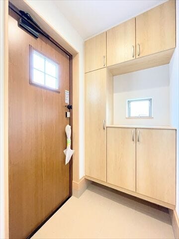 玄関には収納棚が設置されています。
家族全員分の靴など片付けておけるので
スッキリとした空間を保てます◎