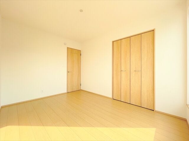 フローリングや、収納の建具のようにウッド感のあるお部屋には、
爽やかなグリーンと木目家具でまとめたレイアウトで
目にも優しく癒しの空間を造り出すことが出来ますね。