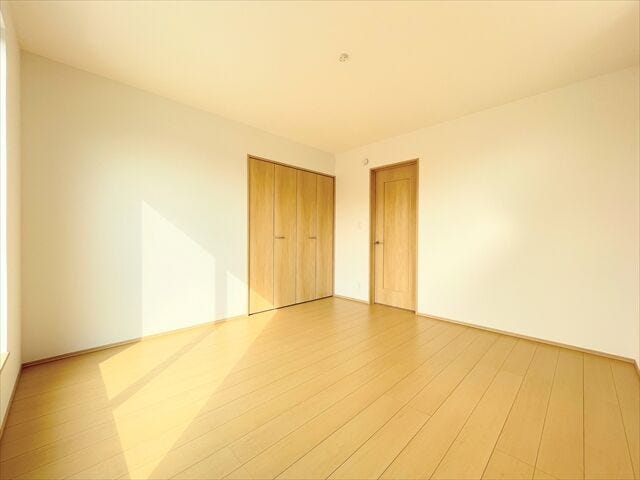 バルコニーへ出入りのすることが出来るお部屋です。
お部屋の中には南向きの窓から暖かな光と風が入り込む素敵な空間になります。