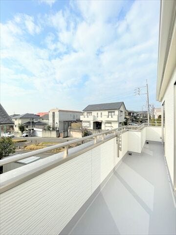 日差しを遮るオーニングやシェードなどを設置すれば夏場でも快適なスペースとなります。
設置することで、室内温度の上昇を抑えるとともに、エアコンなどの電気使用量を低減することにもつながりますね。