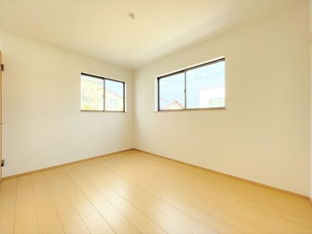 明るさを期待できる二面採光。
また通風も期待できるので、一年を通して過ごしやすい室内です。