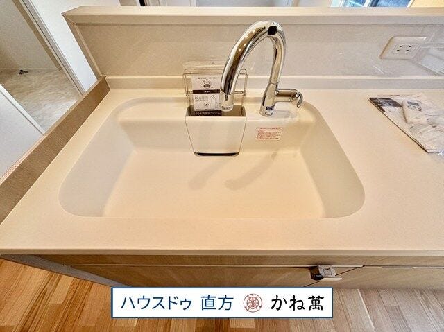タッチレス水栓で手が汚れていても簡単に水が出せます。シンクは排水口のリングをなくし汚れが溜まりやすい溝がないのでお手入れが簡単です。