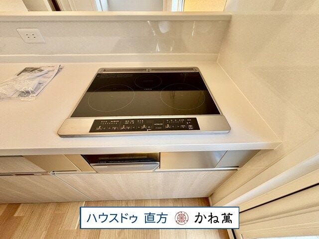 IHクッキングヒーターは2口IH+ラジエントヒータータイプ、使いやすい上面操作パネルで光・温度センサーを搭載。水なし両面焼きグリルで裏返す手間なく焼きあがります。