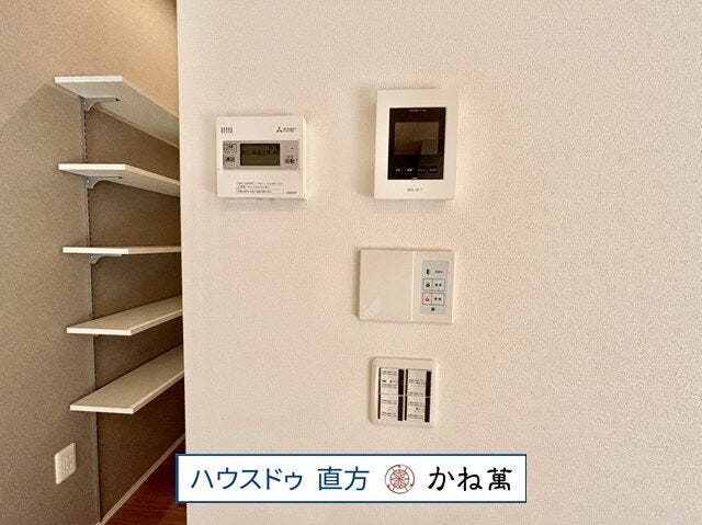 テレビモニター付きインターホンで防犯対策に効果的。
リビングから玄関の鍵を施錠解錠することができるので便利です。