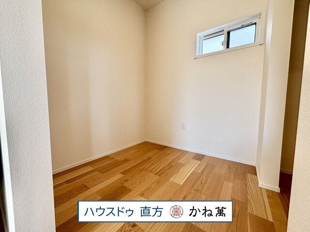 8帖洋室には広さのあるウォークインクローゼットがあります。