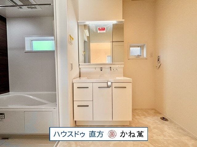 洗面台は上からの吐水だから水栓まわりに水がたまりません!
キレイアップ水栓で日々のお手入れが楽々!