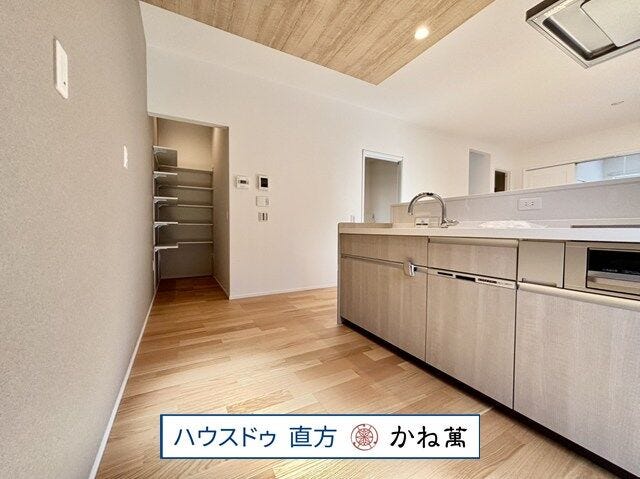 キッチン横にパントリーがあるので食品を保管するのに便利です。