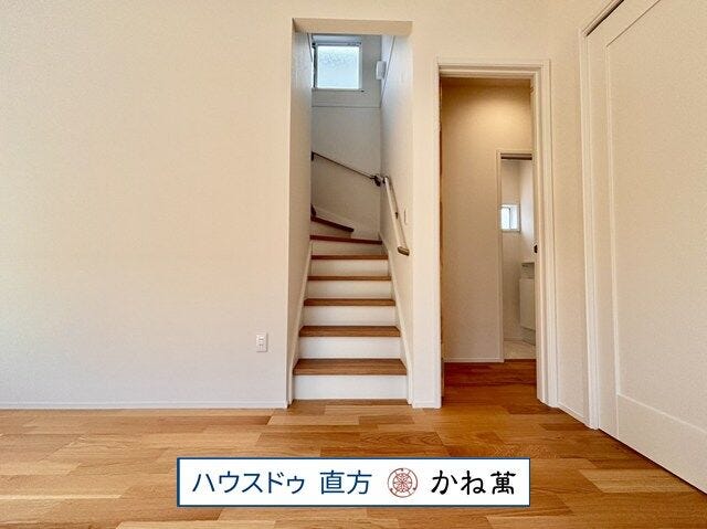 お子様やご高齢の方も安心して上り下りができる、握りやすい手すりのついた安心設計。
転倒や踏み外しなどによる事故を防ぎます。