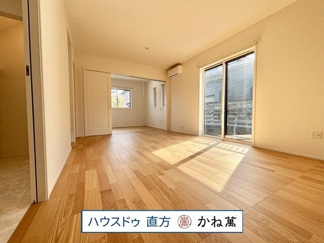 リビングは1階洋室とつなげることで広く使うことができます。