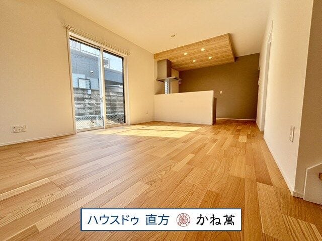 16帖のLDK。天井高2.7mで開放感のある空間です