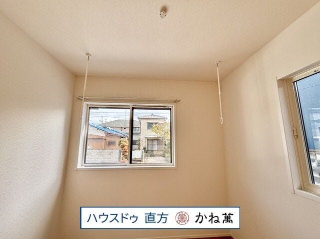 1階洋室には室内物干しがあります。