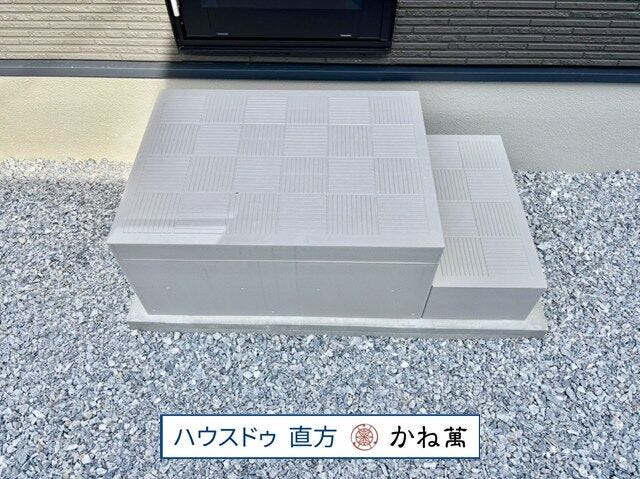 勝手口外にはステップがあり、蓋を外すと収納スペースになります。