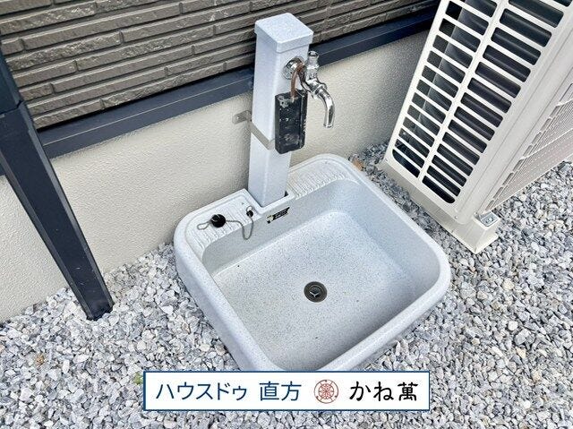 立水栓があるのでお車の洗車やワンちゃんのお散歩後の足洗に便利です。