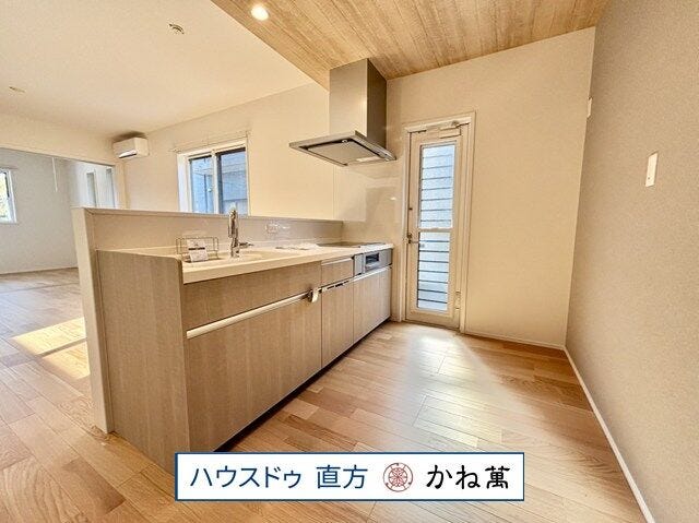 下がり天井がおしゃれな対面式システムキッチン。
勝手口もあります