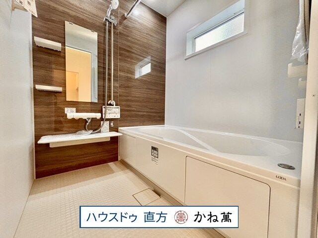 保温浴槽でお湯が冷めにくい。
浴室ドアはパッキンレスでキレイが保てる。エコベンチ浴槽で節水。