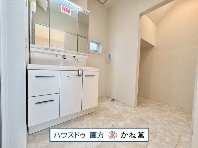 洗面脱衣所横には収納スペースがあり、タオルや洗剤などストック用品を収納することができます。電気もつくので便利!