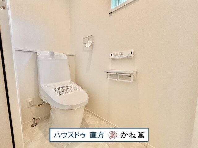 継ぎ目のない便座、便器はフチレス形状なのでお掃除がとってもしやすい。日々のお手入れ楽々!