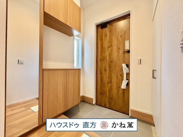 玄関には収納力のあるシューズボックスがあります。