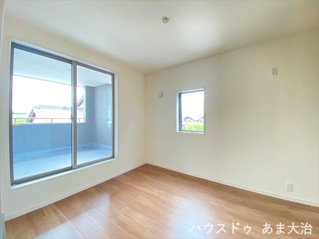 洋室5.3帖:ベッドと机の配置が可能な広さです。収納スペースも設けています。バルコニーに面していて空間に広がりが感じられますね。※居住中につき画像を一部加工をしたものです。