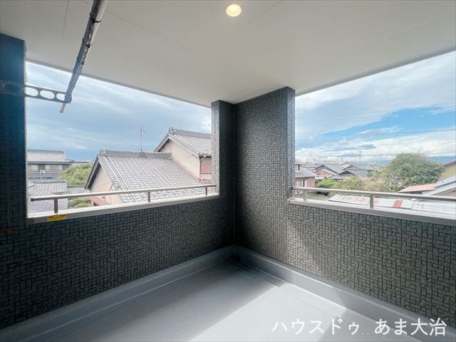 南向きバルコニーは日当たり良好で、お洗濯物もたっぷりと干せそうですね。雨の降り込みも少ないインナーバルコニーです。