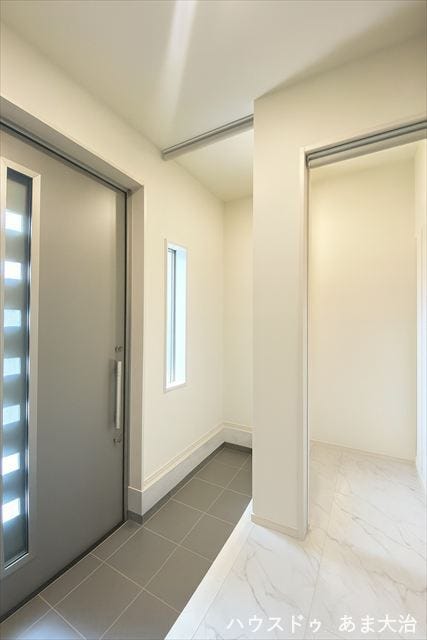 ウォークスルータイプの玄関収納。来客時にも視界に入りにくい動線で玄関スペースがスッキリしています。ロールスクリーンカーテン付きなのでSICを隠す事もできます※居住中につき画像を一部加工をしたものです。