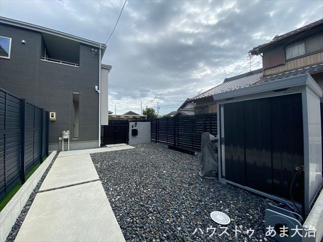 大型物置と立水栓のあるお庭です。砂利敷なので排水効果が高く安心ですね。