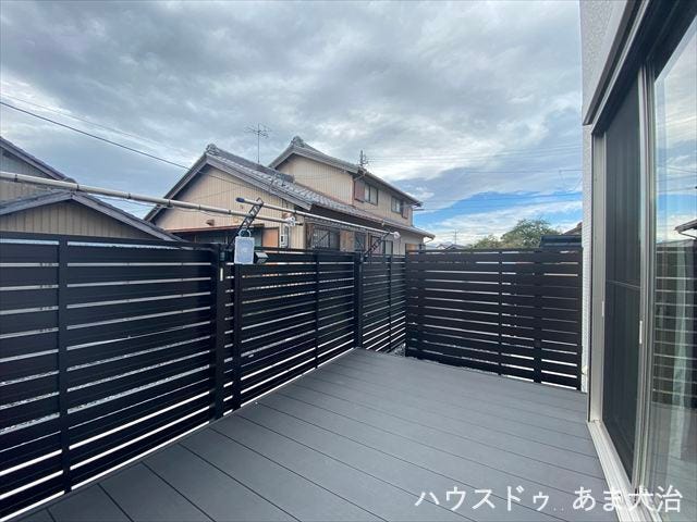 リビングからそのままアクセスできるウッドデッキです。周囲はフェンスで囲われているので視線を感じることなくリラックスできますね。