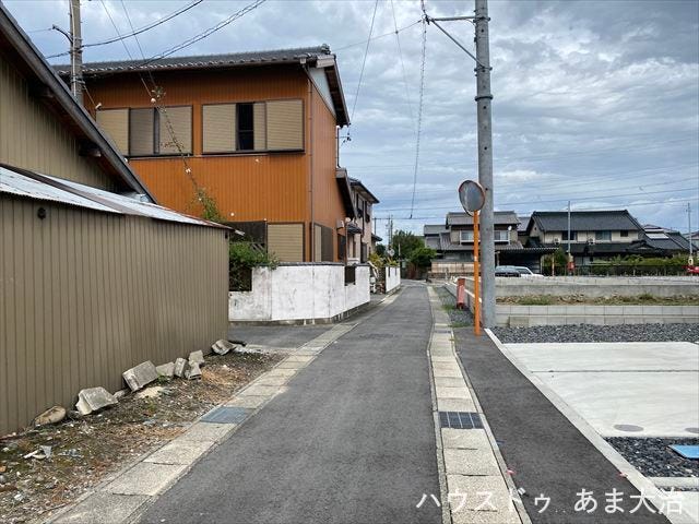 大型の車などが入ってこない前面道路で閑静な住宅地内。小学校・保育園・スーパー・コンビニ・ドラッグストア・病院まで徒歩10分圏内で周辺環境充実しています。