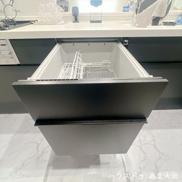 スイッチ類が表にないことでスッキリとしたフロントとなっている食洗器です。