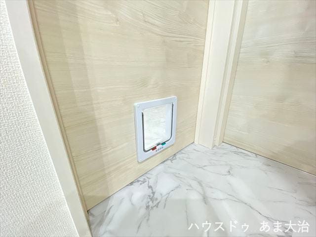 LDKから廊下へのドア:小型のペットが自由に出入りできるペットドアです。