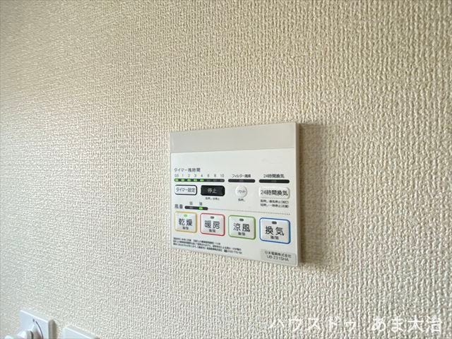 バスルームには浴室乾燥機付き。花粉所の季節や雨の日も安心。