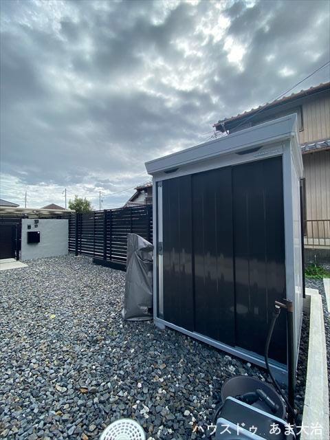 ヨドの大型物置。アウトドアグッズの収納に便利です。立水栓も設置済。