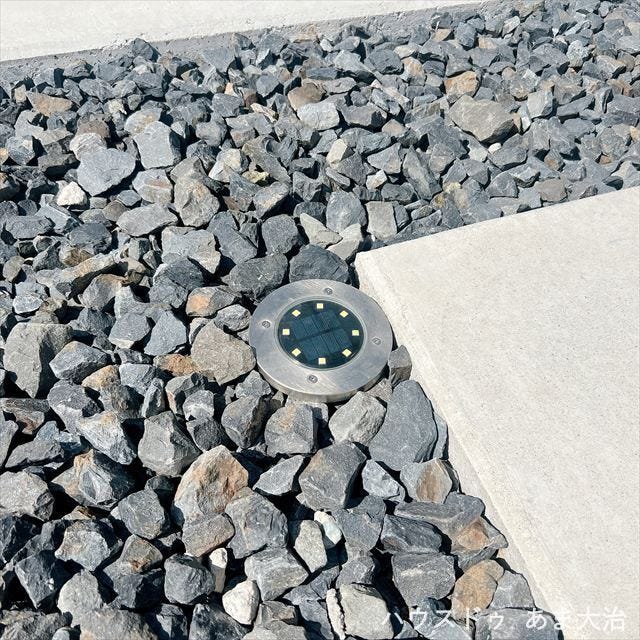 アプローチに埋込みライト採用。夜間も安心の足元照明でデザイン性と防犯性を金曽備えています。