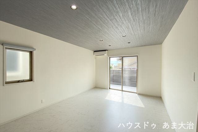 16帖のゆとりのLDK。南側にある掃き出し窓から明るい光が入ります。ウッドデッキとつながっているため空間に広がりが感じられますね。※居住中につき画像を一部加工をしたものです。