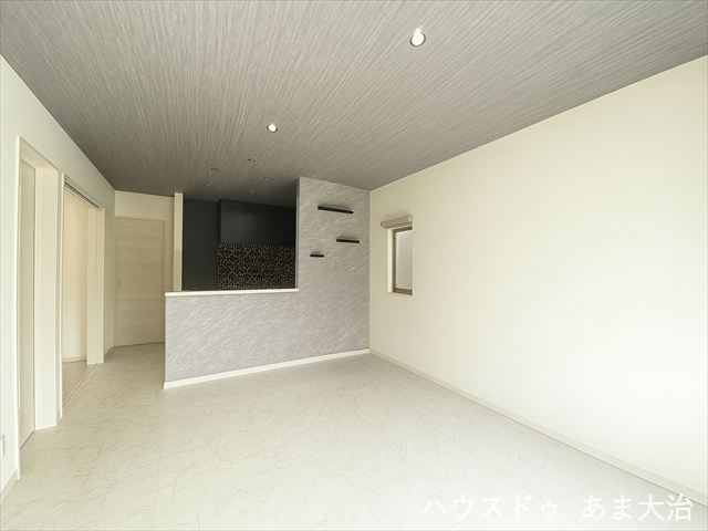 大理石調のフローリングで高級感のあるLDK。ダウンライトと落ち着いた色調の天井とアクセントクロスが上質な空間を演出します。※居住中につき画像を一部加工をしたものです。