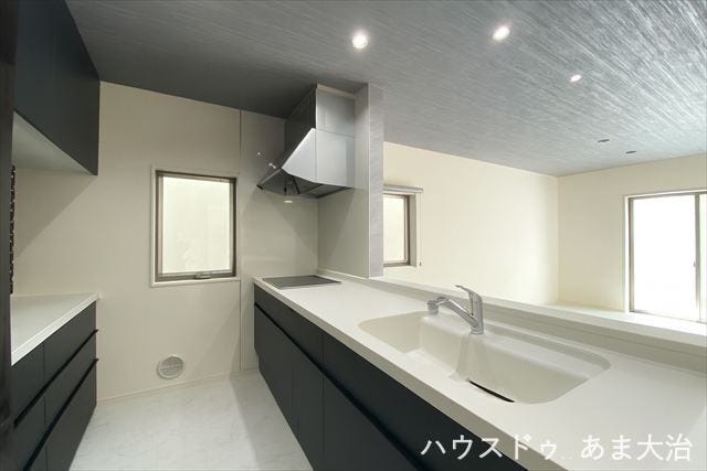 白と黒のコントラストが美しいキッチン。キッチンとお揃いのこだわりカップボード付き。三口ガスコンロ、食洗器付きでお料理も片付けも快適です。※居住中につき画像を一部加工をしたものです。