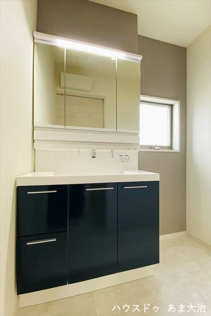 手をかざすと水が出るタッチレス水栓付き洗面台。大容量収納でストック品もすっきり。※居住中につき画像を一部加工をしたものです。