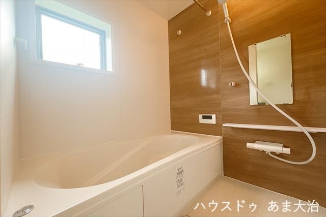 浴室乾燥機付きで雨の日や洗濯物が多い日でもアシストしてくれます。窓があり明るい浴室内です。※居住中につき画像を一部加工をしたものです。