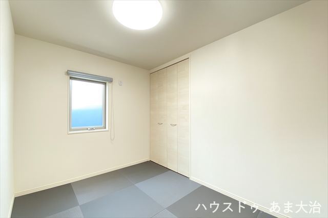 モダンな琉球畳を採用した落ち着きのある空間。お子様の遊び場など多目的な活用可能でクローゼット収納付きで使い勝手も良好です。※居住中につき画像を一部加工をしたものです。