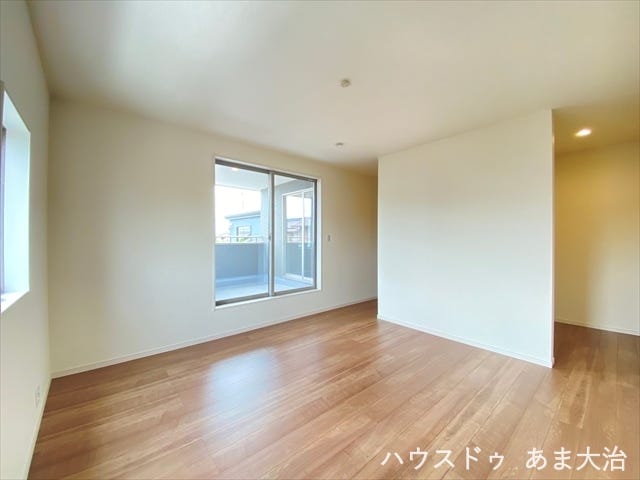 洋室10.5帖:2階居室で一番広いお部屋です。ベッド2台プラスαのペースがあり、お子様が小さいうちは家族みんなの寝室とて活用できそうですね。※居住中につき画像を一部加工をしたものです。
