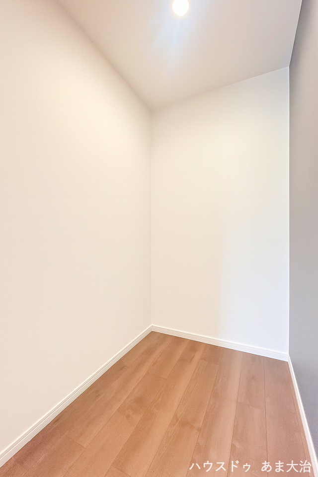 洋室10.5帖:居室の一角は集中して作業がはかどりそうなワークスペースがあります。収納としても活用できます。※居住中につき画像を一部加工をしたものです。