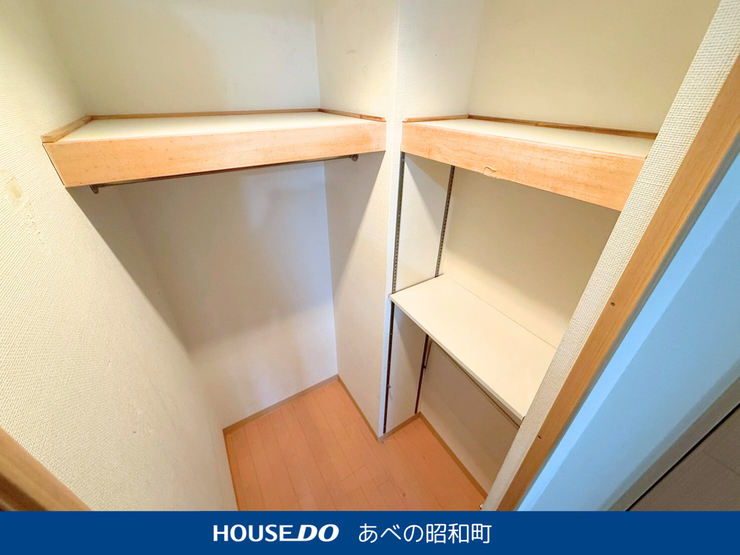 洋服や季節のアイテムもスッキリ片付く、大容量のウォークインクローゼット。
“見せない収納”で、お部屋全体をすっきりと保てます。