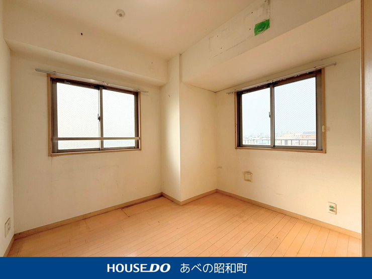 2方向からたっぷりと陽光が差し込み、明るく開放的な洋室。
朝日で気持ちよく目覚め、日中は自然光だけで過ごせる心地よさ。
窓を開けると風通しも良く、1年を通して快適に過ごせます。