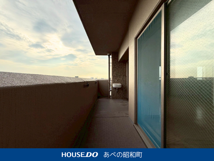 日当たりの良い南向きバルコニーは、洗濯物がよく乾くだけでなく、
心地よい陽射しと風を感じられる癒しのスペース。
明るいリビングとのつながりも良く、毎日自然光に包まれる気持ちよさがあります。