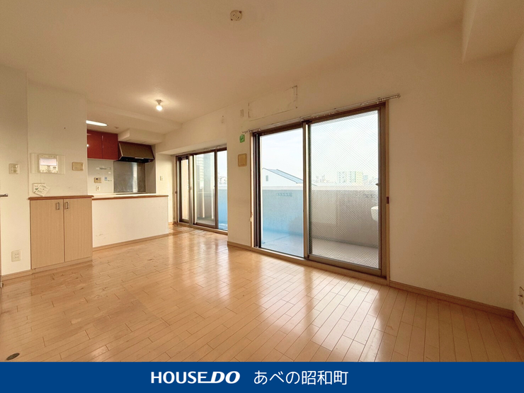 【外観】
ベランダに面したリビングは、やっぱり気持ちがいいです!
朝は光で自然に目が覚め、夜は夜風を感じながらゆったり過ごせます。
“陽だまりリビング”という言葉がぴったりな空間です。