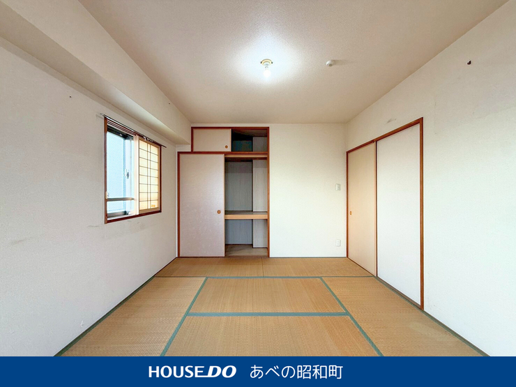 リビングに隣接した6帖の和室は、家族のくつろぎや来客時にも大活躍。
小さなお子様の遊び場やお昼寝スペース、客間としても使いやすい間取りです。
リビングと一体化で、開放感のある空間に。