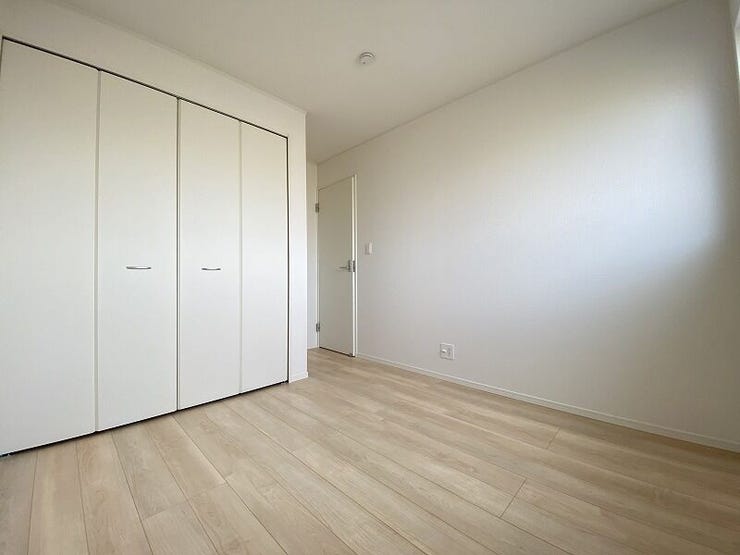 収納豊富な明るい洋室はお子様のお部屋としても良いですね♪